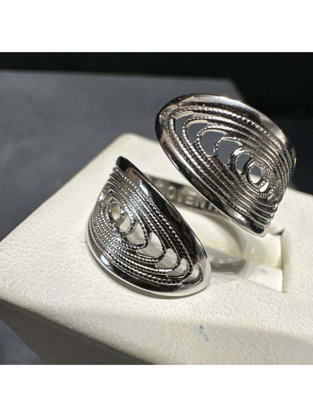 Sarah Coventry Bypass Ring Size 6 Silver Tone Adjustable Caress Vintage Ring